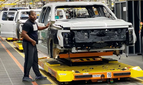 Ford tạm dừng sản xuất và vận chuyển F-150 Lightning chạy điện do vấn đề về pin