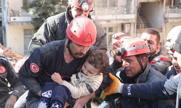Người mẹ và 2 con được giải cứu sau 9 ngày bị chôn vùi do động đất ở Thổ Nhĩ Kỳ