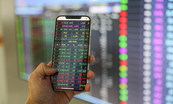 Nhóm cổ phiếu ngân hàng hút dòng tiền, VN-Index tăng điểm về cuối phiên