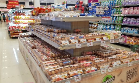 Giá trứng gia cầm giảm mạnh tại các chợ truyền thống, siêu thị