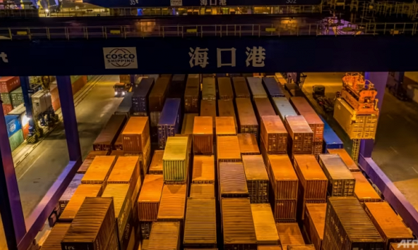 Container chất đống taị cảng Trung Quốc khi đơn đặt hàng ở nước ngoài tiếp tục giảm