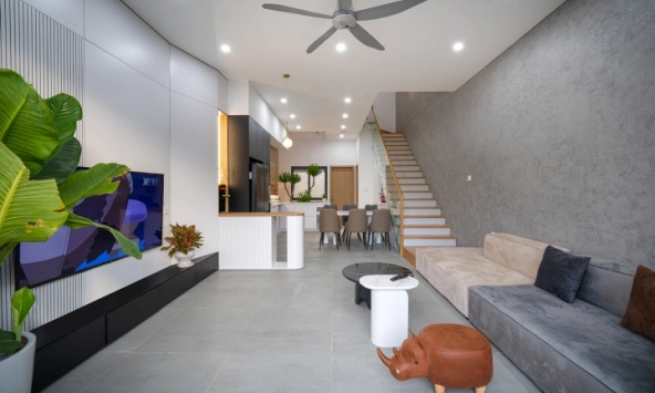 Nhà đẹp, mát mẻ nhờ hệ lam thép mặt tiền và giếng trời