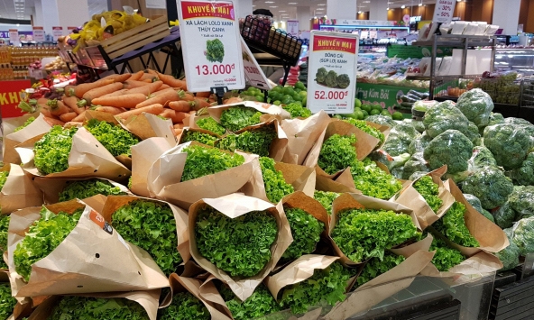 Giá nhiều loại trái cây, rau củ tại TP.HCM giảm mạnh