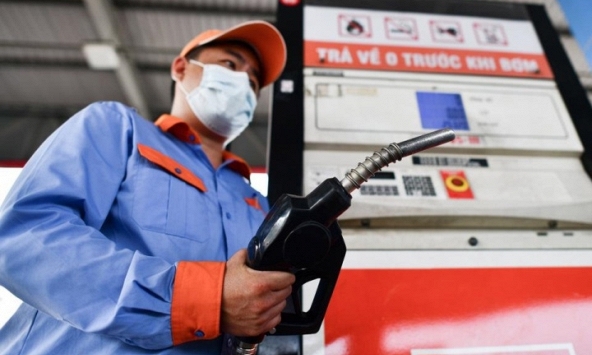 Giá xăng giảm nhẹ, RON95 còn hơn 23.300 đồng/lít