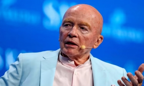 Không thể rút tiền ra khỏi Trung Quốc, Tỷ phú Mark Mobius khuyên các nhà đầu tư nên 'cẩn thận'

