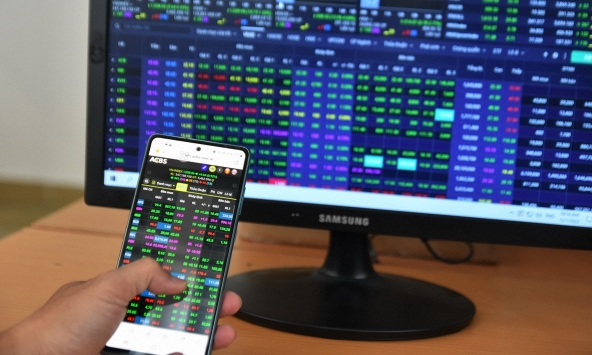 Thanh khoản được cải thiện, VN-Index kết phiên trong sắc xanh