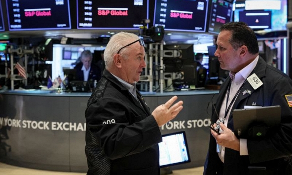 Chứng khoán Mỹ biến động trái chiều khi các dữ liệu cho thấy kinh tế mạnh hơn dự kiến