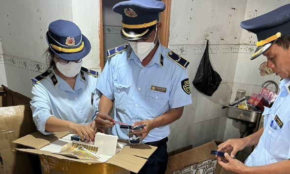 Phát hiện 70.000 bao cao su chưa rõ nguồn gốc, hàng ngàn viên thuốc tẩy giun nghi giả Fugacar