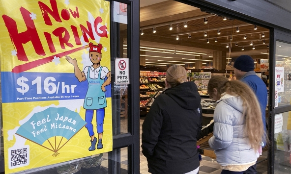 Nền kinh tế Mỹ tạo ra nhiều việc làm hơn dự kiến trong tháng 2

