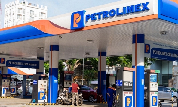 Giá xăng RON95 tăng lên gần 24.000 đồng/lít