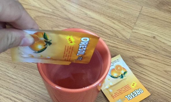 Bé trai 15 tháng tuổi tử vong do uống oresol pha không đúng tỉ lệ