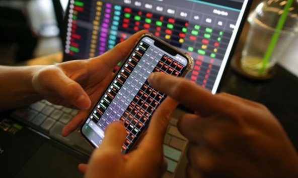 Sắc đỏ bao phủ trên toàn thị trường, VN-Index 'bốc hơi' gần 15 điểm