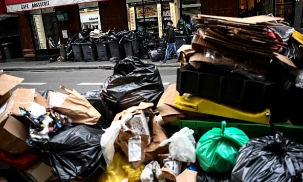 Thủ đô Paris của Pháp tràn ngập rác do đình công

