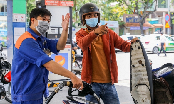 Giá xăng RON 95 giảm gần 800 đồng/lít