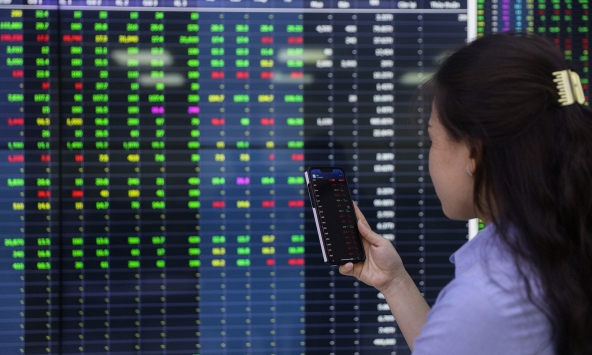 VN-Index duy trì sắc xanh nhờ nhóm bluechip làm 'trụ đỡ'