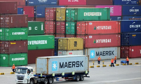 Chứng khoán Trung Quốc: Đặt cược vào sự phục hồi khi container rỗng chất đống tại các cảng
