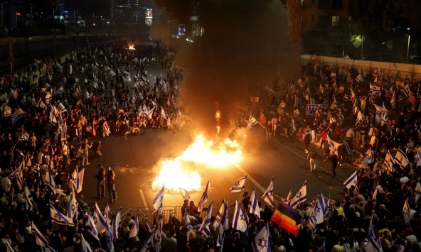 Bộ trưởng Quốc phòng bị sa thải, Israel chìm trong khủng hoảng