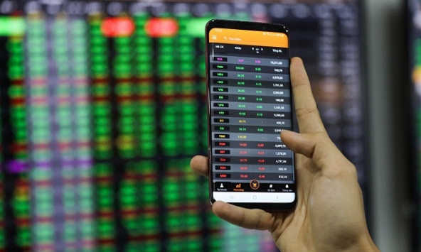 Cổ phiếu bất động sản thanh khoản tốt, VN-Index có sắc xanh phiên đầu tuần