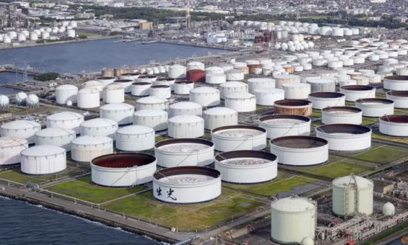 Giá dầu tăng hơn 5 USD/thùng do OPEC+ bất ngờ cắt giảm sản lượng