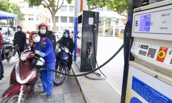 Giá xăng tăng gần 100 đồng/lít