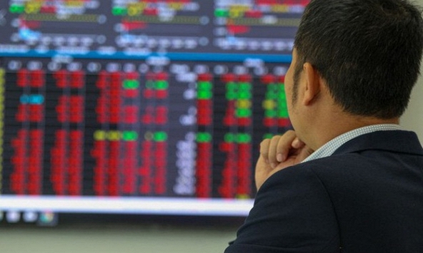 Áp lực bán gia tăng về cuối phiên, VN-Index đứt chuỗi tăng