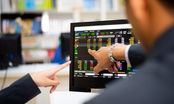 Thanh khoản lao dốc, VN-Index tiếp tục giảm điểm