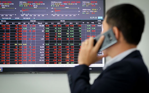 Áp lực bán gia tăng, VN-Index đuối sức