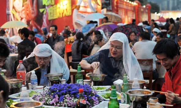 Các ngành hàng tiêu dùng, ăn uống của Trung Quốc đang 'rục rịch' phục hồi