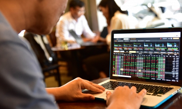 Thanh khoản cải thiện, VN-Index vượt cản bất thành