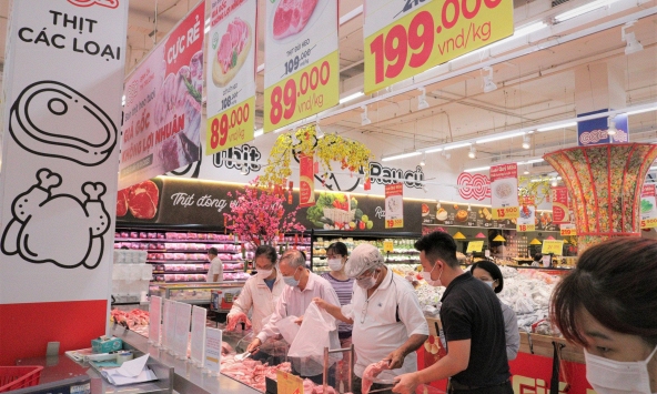 Giá heo hơi giảm sâu, người dân vẫn phải mua thịt giá cao