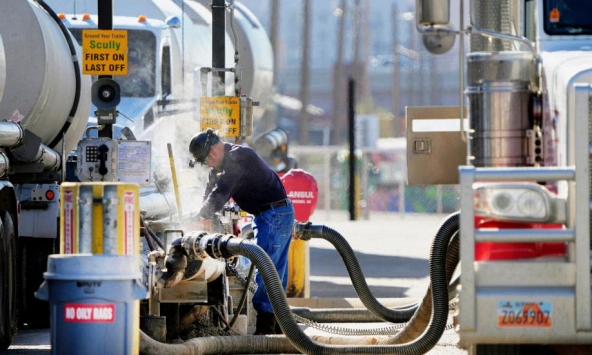 Giá dầu phá vỡ khoảng đi ngang thúc đẩy kỳ vọng lãi suất sắp đạt đỉnh