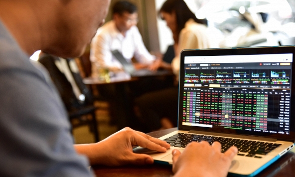 Áp lực bán gia tăng về cuối, VN-Index kết phiên trong sắc đỏ