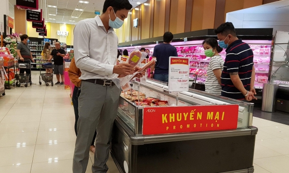Nhiều siêu thị đẩy mạnh khuyến mãi nhiều loại thực phẩm