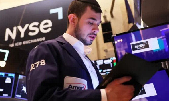 Chứng khoán toàn cầu giao dịch trái chiều khi các báo cáo thu nhập tiếp tục trở thành tâm điểm