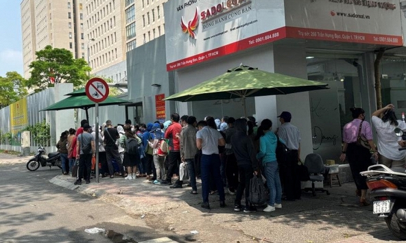 Thêm hơn 100 người đến Công an TP.HCM nộp đơn tố cáo SCB và Manulife