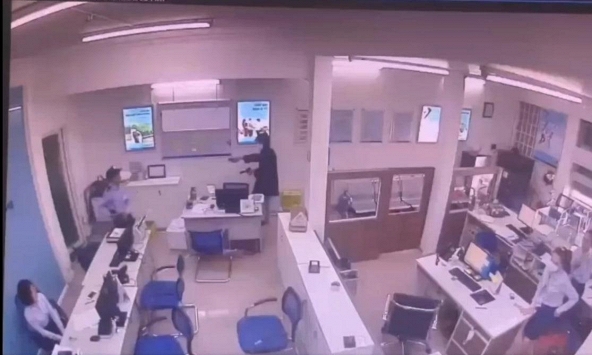 Truy bắt kẻ dùng súng cướp ngân hàng ở trung tâm Đà Nẵng