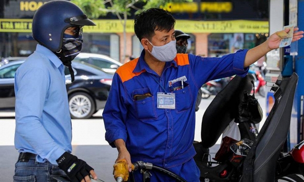 Giá xăng giảm hơn 600 đồng/lít