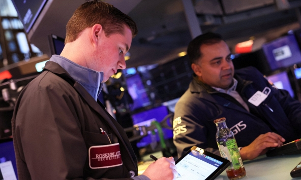 Chứng khoán thế giới trái chiều khi Phố Wall trông đợi vào nhóm cổ phiếu công nghệ