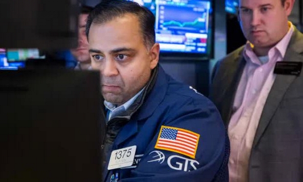 Chứng khoán giảm trước nỗi lo sợ về ngân hàng ngự trị ở Phố Wall