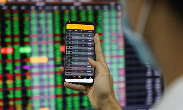 Thanh khoản phục hồi, VN-Index lấy lại sắc xanh