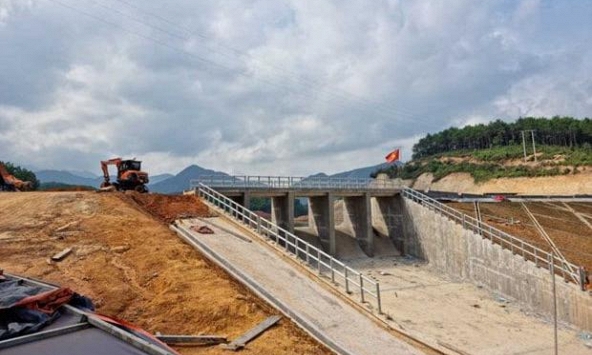 Tháo gỡ vướng mắc, đẩy mạnh giải ngân đầu tư công