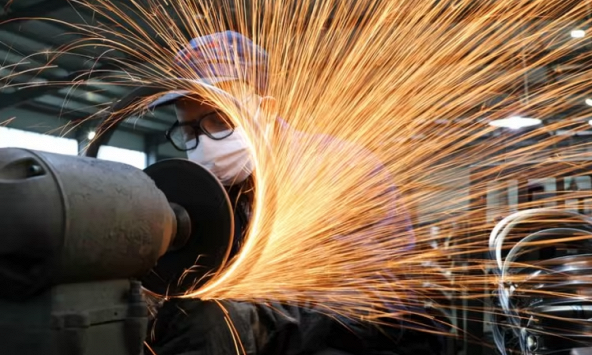 Hoạt động sản xuất của Trung Quốc bất ngờ hạ nhiệt trong tháng 4