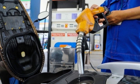 Giá xăng ngày mai có thể giảm từ 800-1.000 đồng/lít