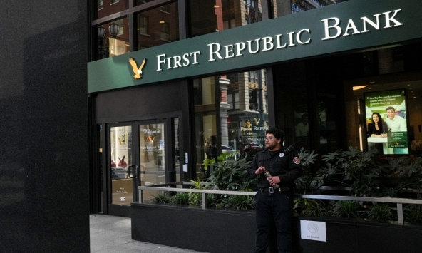 Phố Wall đỏ lửa trước nỗi lo ngành ngân hàng