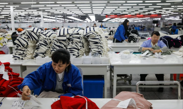 Phục hồi kinh tế của Trung Quốc vẫn chưa 'tìm được chỗ đứng' khi hoạt động sản xuất giảm