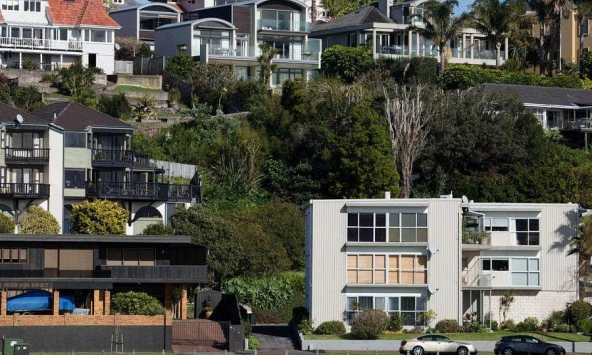 Giá nhà cao cấp toàn cầu giảm lần đầu tiên kể từ năm 2009