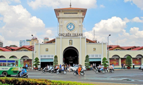 Người dân TP.HCM thích thú mua sắm và check-in sau khi chợ Bến Thành 'thay áo mới'