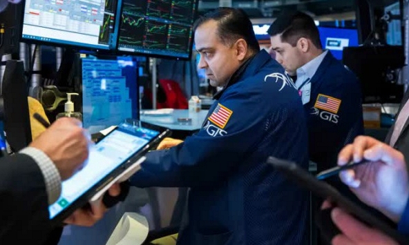 Chứng khoán toàn cầu giao dịch trái chiều khi kinh tế Mỹ có dấu hiệu hạ nhiệt