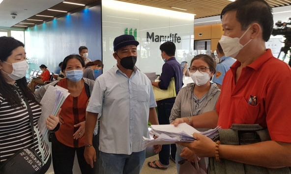 Hàng trăm khách hàng tới trụ sở Manulife đòi quyền lợi