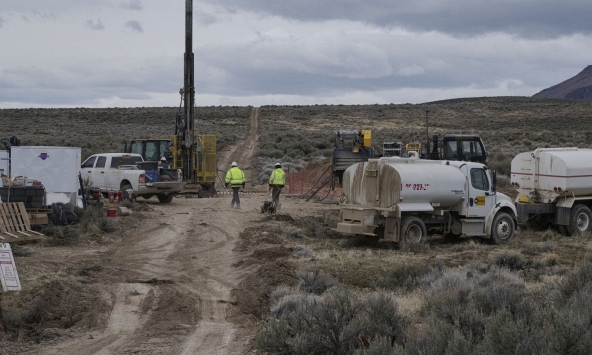 Cơn sốt vàng EV mới: Các nhà sản xuất ô tô đua nhau tham gia khai thác